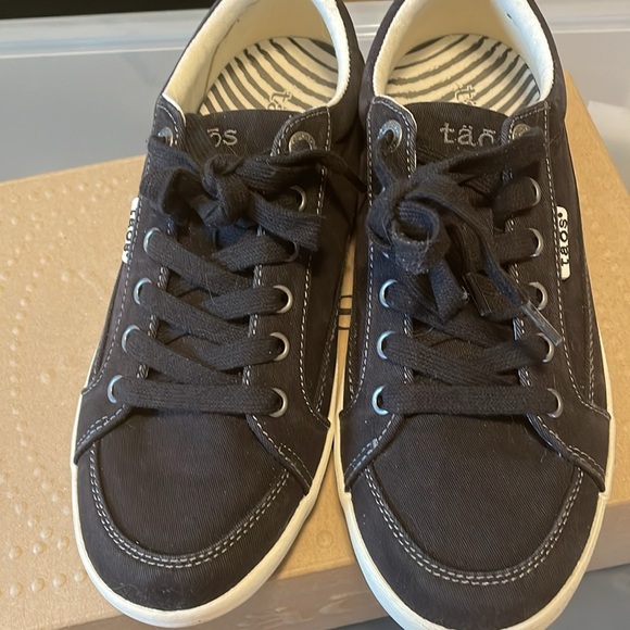 NWOT in box Black Distressed Taos size 7.5 tennis shoes. - Picture 6 of 7